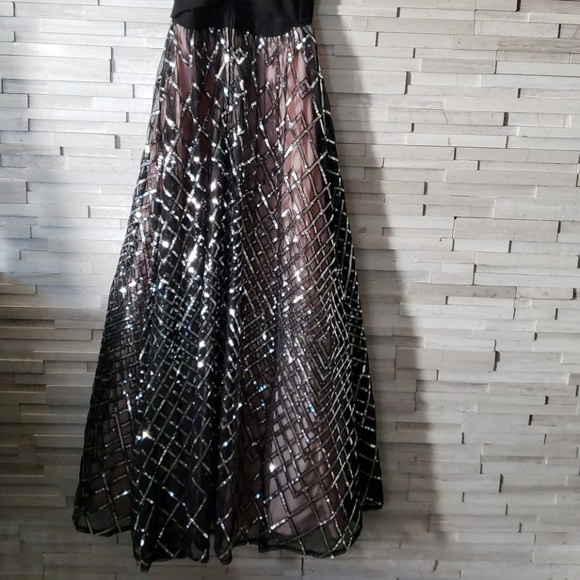 Glamorous Evening Gown/Prom Dress - Picture 2 of 4